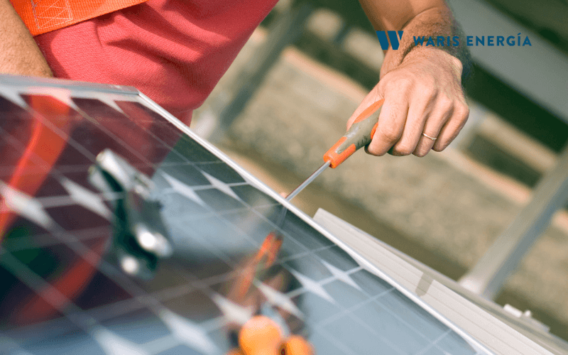 montaje de paneles solares en vivienda